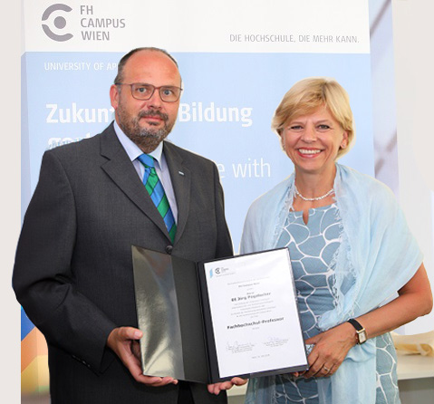 Jörg Pogatscher mit Rektorin Barbara Bittner © FH Campus Wien / Schedl